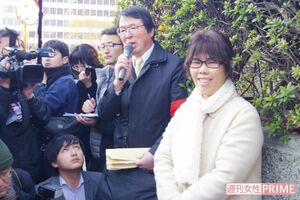 再審開始が決まり大阪高裁前で支援者と喜ぶ　撮影／粟野仁雄