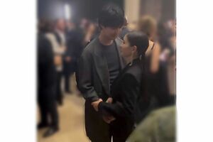 Xで拡散されている、土屋が片寄の手を取って背中に回し、抱き合う様子（Xより）