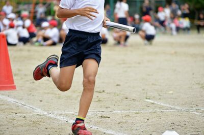 両腕をバランスよく振れていない子はまっすぐ走れない。脇が開いていないかも確認を