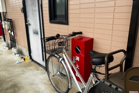 自宅前にはチャイルドシートつきのママチャリが残されていた