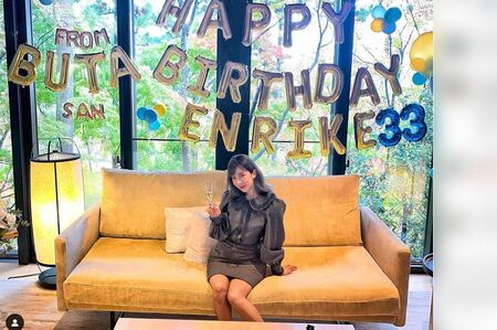 夫であるブタさんに誕生日を祝ってもらったエンリケ(本人インスタグラムより)