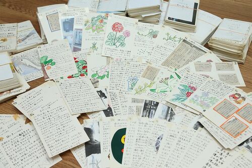 13年間休むことなく母・マスさんに送り続けられた5000通の葉書