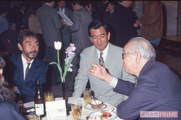 黒沢明監督83歳の誕生日パーティーに出席（'93年）。左は寺尾聰。加山は25歳で『椿三十郎』、28歳で『赤ひげ』と2本の黒沢映画に出演した（撮影／本誌写真班）