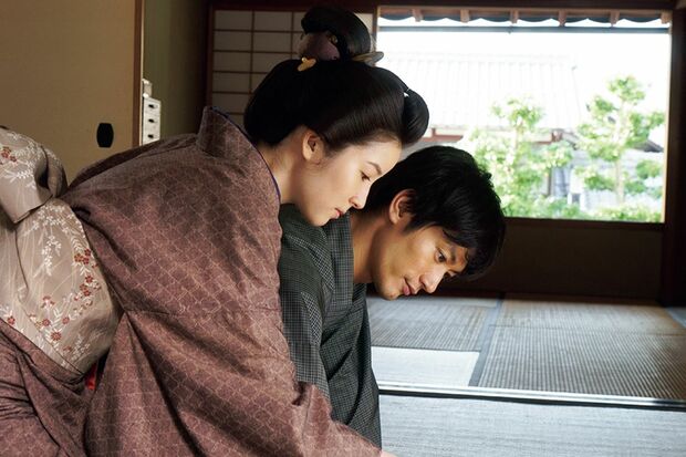 妻・豊子役の蓮佛美沙子と　（C）2020 「五代友厚」製作委員会