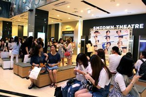 客層は韓国の女子中高生が中心だったが、日本や中国からのファンの姿も