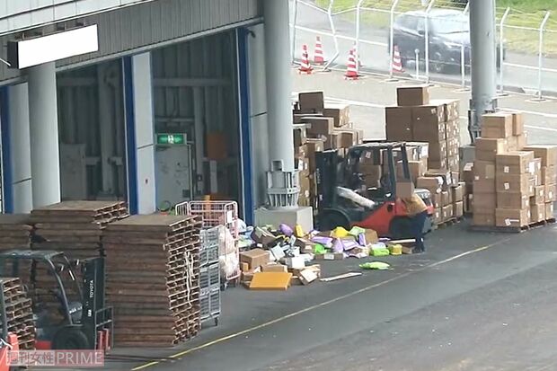 関西国際空港に届いた荷物を投げて、乱雑に仕分けをしていた（ 2/4　SNSより）