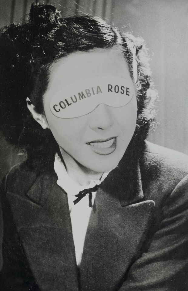 覆面をつけたコロムビア・ローズ。これは挨拶状に使う写真だったという
