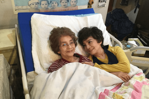 華奢な二人は小さな介護ベッドでも収まるサイズ