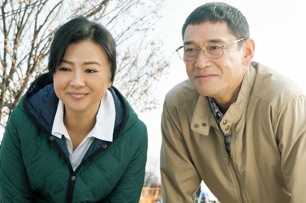 麻衣の両親を演じたのは薬師丸ひろ子と杉本哲太。尚志のことを思うがゆえに「もう麻衣のことは忘れてほしい」と伝える　（c）2017 映画「8年越しの花嫁」製作委員会