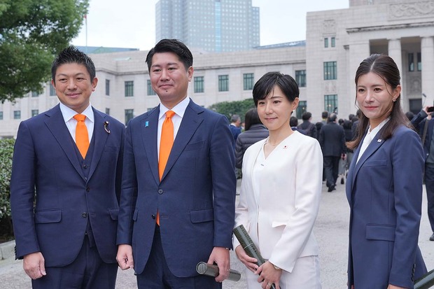北野裕子、吉川里奈衆議院議員の初登院に付き添う参政党・神谷宗幣代表(2024年11月)