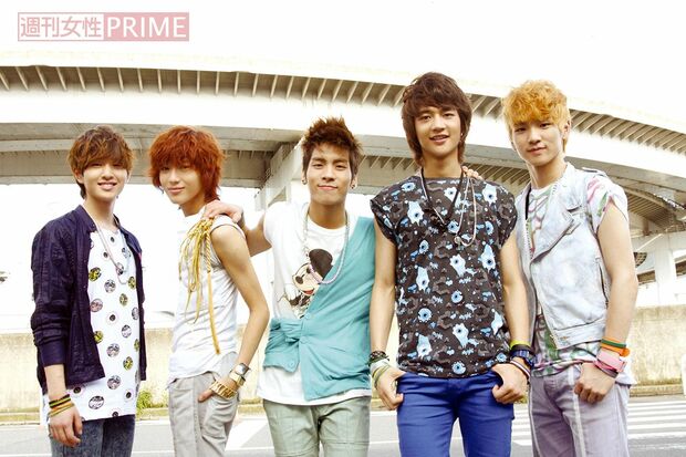 自殺したSHINeeのジョンヒョンさん（中央）