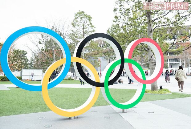 大会の“象徴”ともいえる新国立競技場には、五輪の輪が掲げられてオリンピックムードを盛り上げている