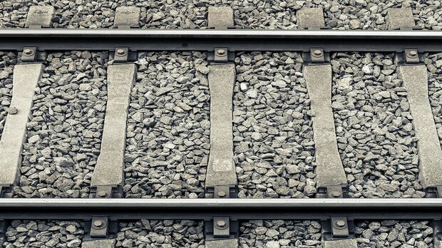 人身事故の場合、線路にも損傷を与えることがある