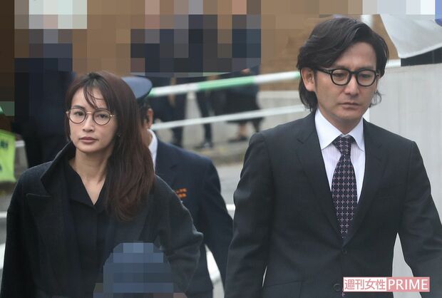 長谷川京子が校門前で知り合いのママ友を見つけた際には満面の笑みで手をふるなど終始、笑顔の様子だったという（'18年4月）