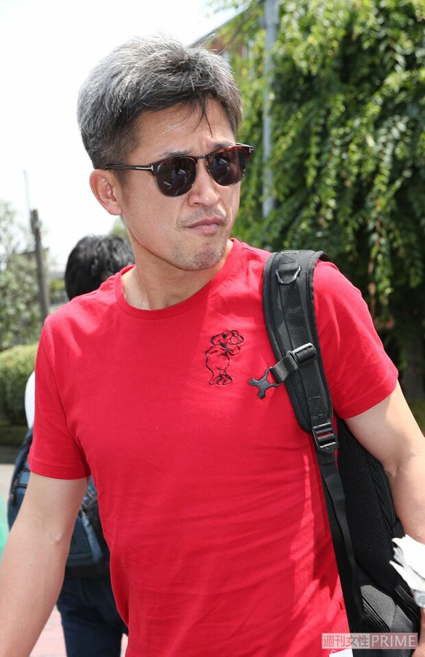 直撃を受けるカズこと三浦知良。記者をイジるなど対応はキングだ