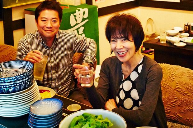 青森県弘前市にある酒場「土紋」にて、母のはるみさんと（寺澤太郎（大和書房『栗原家のごはん』）より転載）