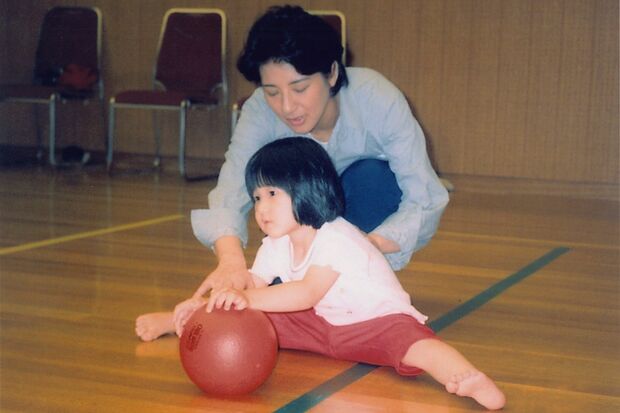 2004年8月　2歳になられた愛子さま。雅子さまと一緒に、ボールを使いながら、音楽と体操を組み合わせた「リトミック」を楽しまれた（宮内庁提供）