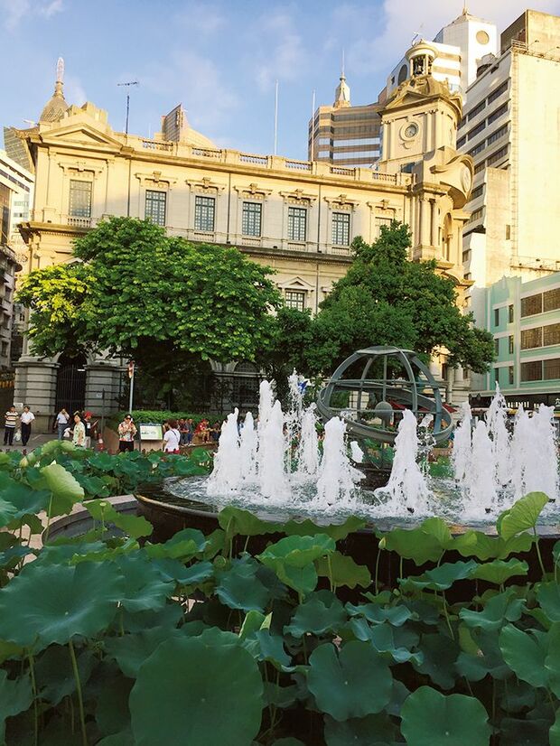 マカオの代表的観光スポットセナド広場。中央には噴水、周囲には世界遺産に指定された歴史的な建物が並んでいる