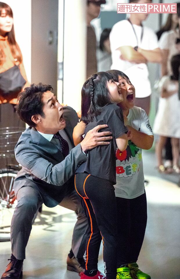 巨大な“何か”が現れ、2人を抱き寄せるはずが、子どもたちを盾にするアドリブも。まさかの展開にスタジオからは笑いが　撮影／佐藤靖彦