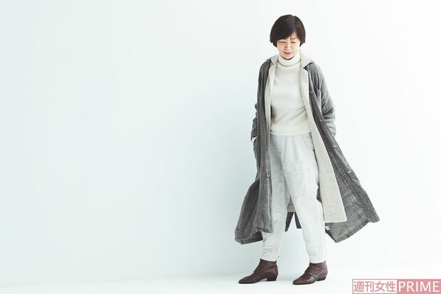 
「フォグリネンワーク」のウールリネンコート＋「エフエルダブリュー」のウールリネンコートで、あたたかいのに重くない印象に。茶色の革靴がアクセント
