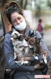 ペットを抱えながら直撃取材に答える森泉