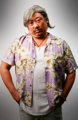 容疑者6：赤羽ヒデト。サーファー。相談に乗りたがる兄貴肌。波乗り目的で離島を訪れた。(c)テレビ東京