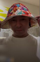 インスタライブで花柄の帽子を紹介するいしだ壱成（'22年5月15日）