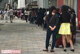 早朝から列をなした会場前。9割が女性。中には転売目的と思われる業者風の男性の姿も