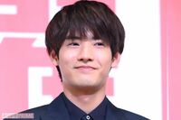 「歩道橋で義母を助けてくれた」男性が人気俳優の赤楚衛二だったというツイートがファンの間で話題に 所属…