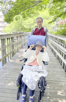 診断から約7年。大腿骨の骨折で寝たきりになり、最後の1か月半は有料老人ホームに入居した。それでも、娘の助言を機に習慣になった夫婦の散歩はずっと続けた