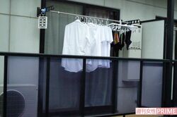 智宏容疑者が住むアパートの部屋は洗濯物が干しっぱなしで突発的犯行をうかがわせる