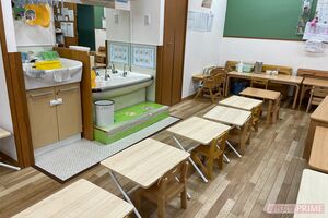 キッズタウンうきま夜間保育園の教室。この部屋で子どもたちは一緒に夕食をとる。現在は正面を向いて食べるなど感染症対策も