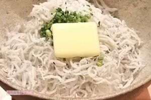 看板メニューの禁断のバターしらす丼を目当てに連日多くの人が訪れる