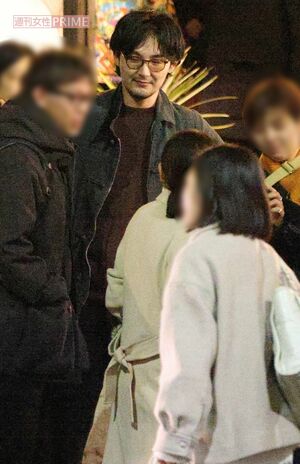 『阿修羅のごとく』打ち上げの1次会後、参加者と談笑や撮影を楽しむ松田龍平