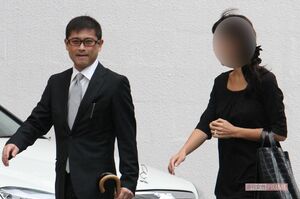 山口達也と元妻。私立幼稚園の説明会に向かう（2011年）