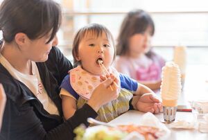 赤ちゃんひと口。名物のはしで食べるソフトクリームは、誰もが写真に撮りたがる