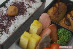 妻の手作り弁当。小腹がすいたときに備え、デスクにはガムやのどあめを常備（太朗さん提供）