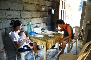 10年前の吉岡さんとロナさんの暮らしぶり。ブロックが積み上げられた家で朝食をとっていた