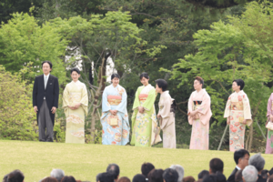 園遊会で和やかに会話を楽しまれる愛子さまと佳子さま、常陸宮妃華子さま（2025年4月22日）