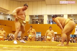 正代に稽古をつける白鵬（筆者撮影）