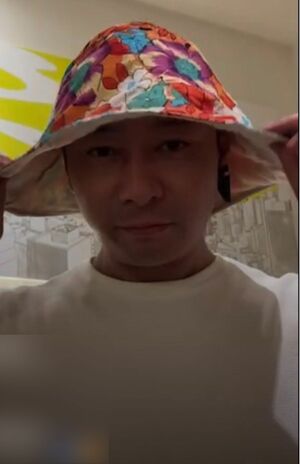 インスタライブで花柄の帽子を紹介するいしだ壱成（'22年5月15日）