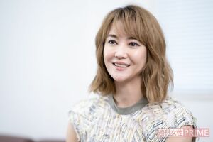 インタビュー中の観月ありさ