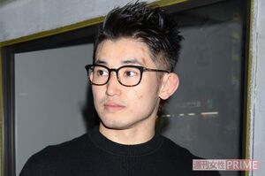 '20年11月、直撃取材を受ける才賀紀左衛門