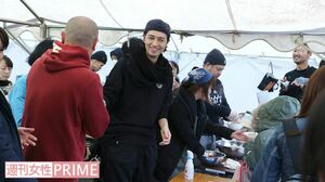 もつ鍋のなかにちゃんぽん麺を入れた“もつちゃんぽん”を来場者へ配る。和やかな雰囲気に、リラックスした笑顔