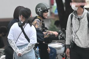 2022年、ドラマ『六本木クラス』のロケでバイクにまたがる鈴鹿央士