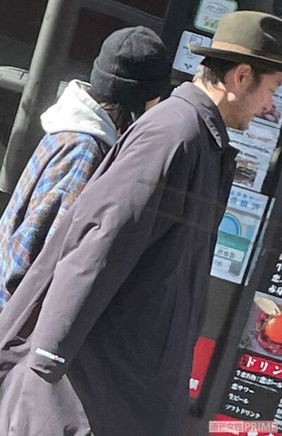 一目を気にせず歩いていた浅野忠信と中田クルミ