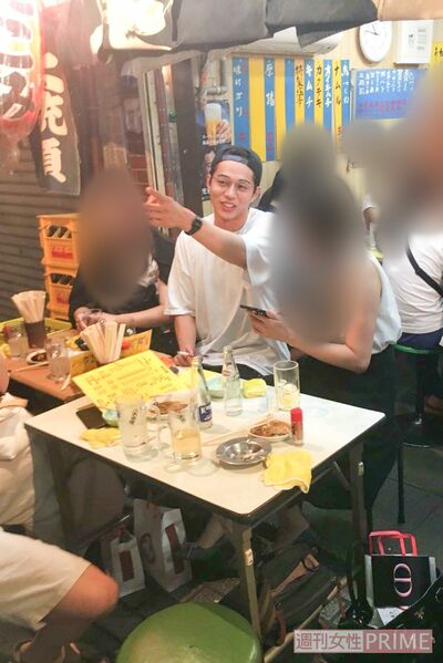 '18年の夏、大衆居酒屋で一般女性と楽しそうに飲んでいた東出。この後、ひとりの女性と夜の街へ…(2/2)