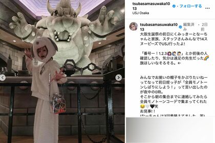 USJでスヌーピーの被り物ではしゃぐ様子をSNSに投稿した益若つばさ（本人のインスタグラムより）