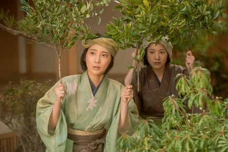 “長徳の変”を経て、定子は自ら髪を下ろして出家。その様子をかたずをのんで見守る清少納言とまひろ（20回）