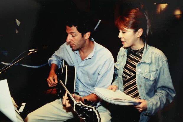 2001年、ギタリストのジョン＝ピザレリなど海外のアーティストとアルバムをリリース